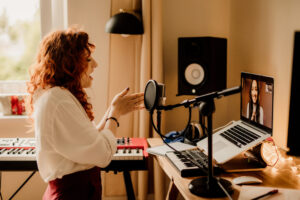 Estill singing teacher, Aleksandra Vocal Coach, giving a singing lesson online to a female student.